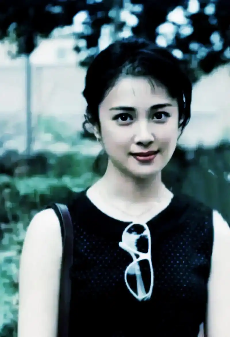 90年代,年轻时的傅艺伟,明眸皓齿,眉目如画,一双流波送盼的大眼睛让人