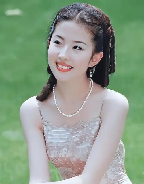 刘亦菲在金粉世家的时候是14岁的女生