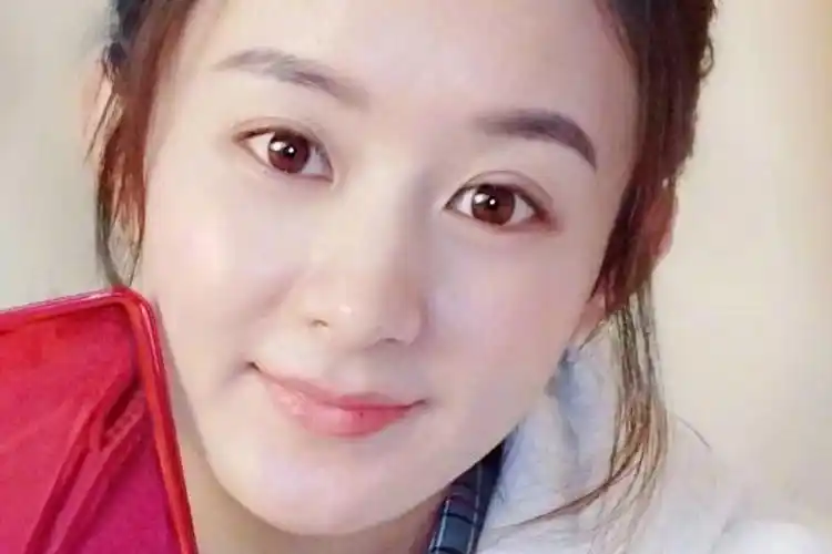 10月22日赵丽颖领证之后首次曝光自己的素颜照,用东西故意遮住了肚子