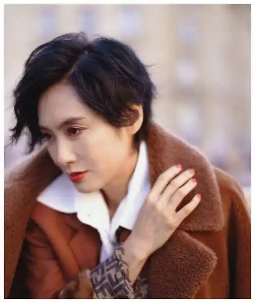 原创48岁朱茵果然适合短发穿枫叶色大衣港风满满紫霞仙子老了也美