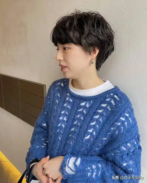 女士短发别乱整,蓬松烫刚刚好,不夸张很时尚_发型_女性_魅力