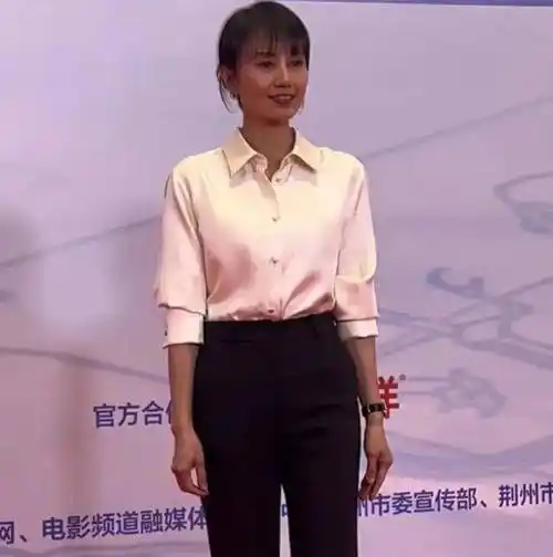 夏雨袁泉一家三口外出聚餐,一家三口打扮低调,13岁女儿身高抢眼_感觉