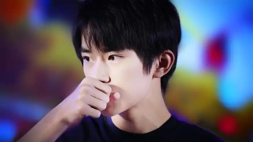 易烊千玺帅气阳光男生真实照侧脸-明星壁纸 - 壁纸家