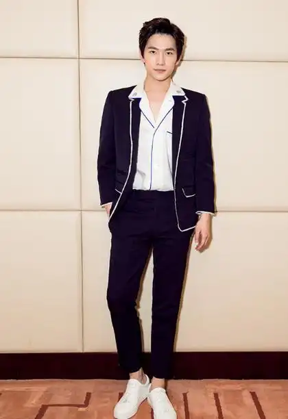 31岁杨洋现身活动,穿西装短裤身高被指不足180,被议小学生