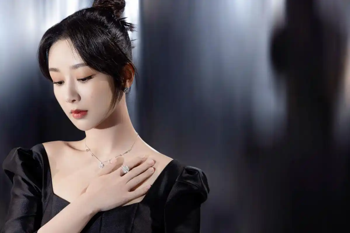 杨紫黑色连身礼服裙,妆容精致,状态不错!