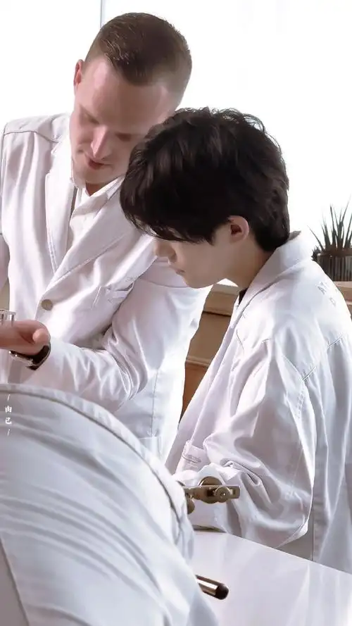 易烊千玺穿白大褂制表##四字 易烊千玺 yyqx 四字