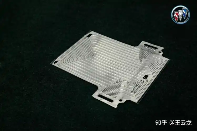 6插电式混动车的动力电池组是围绕车身结构量身定制,整个电池包外观