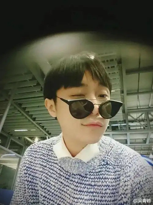 最近,在2017年宣布"休团三年"的苏打绿乐团主唱吴青峰频频登上微博热