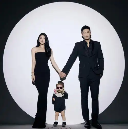 王灿分享一家三口美好同框画面,杜淳化身超级奶爸【爱哟网】