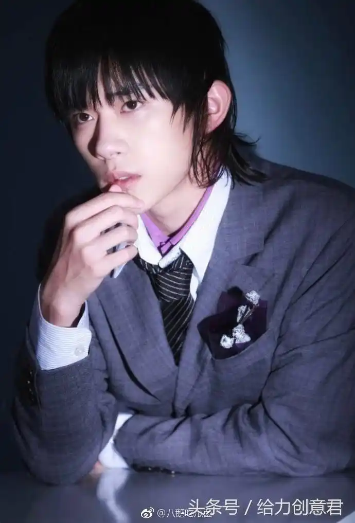 男明星鲻鱼头造型:易烊千玺冷酷,吴亦凡帅气,他却被批"太娘"