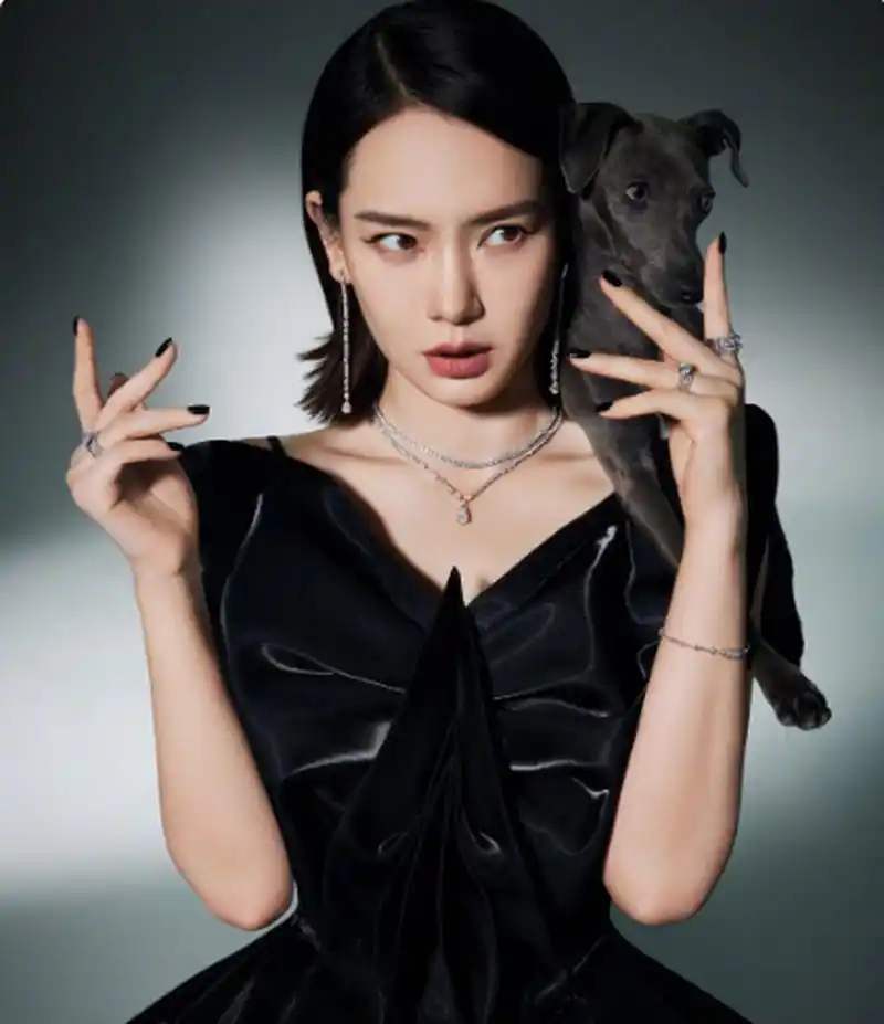 戚薇在时尚cosmo五月刊大片中身穿loewe 2023春夏系列,将时尚和性感