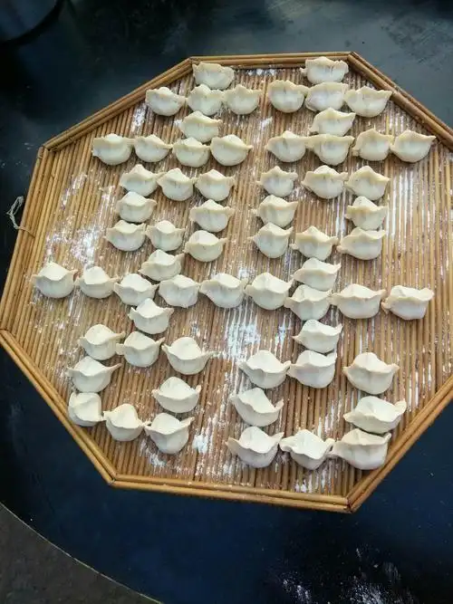 饺子摆的喜字,送去满满的祝福.