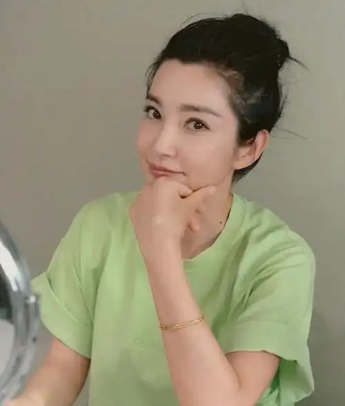 李冰冰素颜扎丸子头,这皮肤颜值真是完美,哪里像46岁的女人?_网易订阅