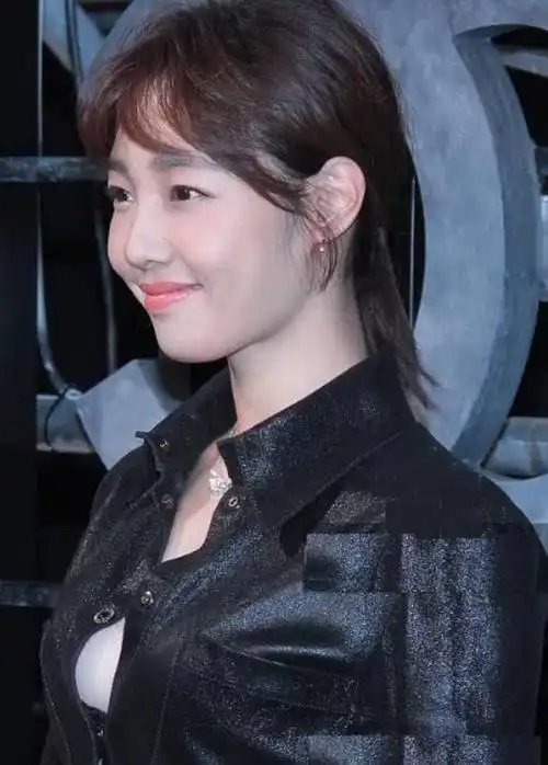 白百何现身活动,亮点太突出,网友:我好像看到了什么