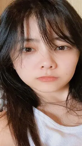 谭松韵可爱活泼自拍高清手机壁纸