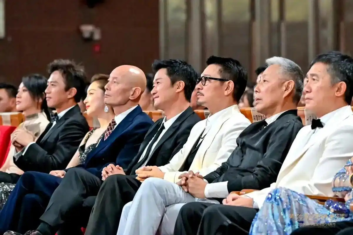 虽然陈道明和梁朝伟都是超有魅力的男人,但华仔这侧颜还是第一眼吸引