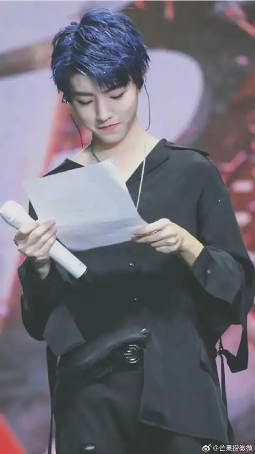 王俊凯今天蓝发#王俊凯蓝色发色赴十年之约,每一次限定都值得小笮蟹