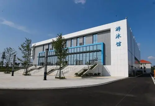 位于木兰湖畔的军运会海军五项游泳馆蓝白相间,外观庄严大气,海军五项