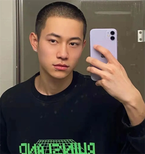 圆寸,寸头的一种,和方寸,板寸的区别显而易见,圆寸弧度剪裁得比较圆润