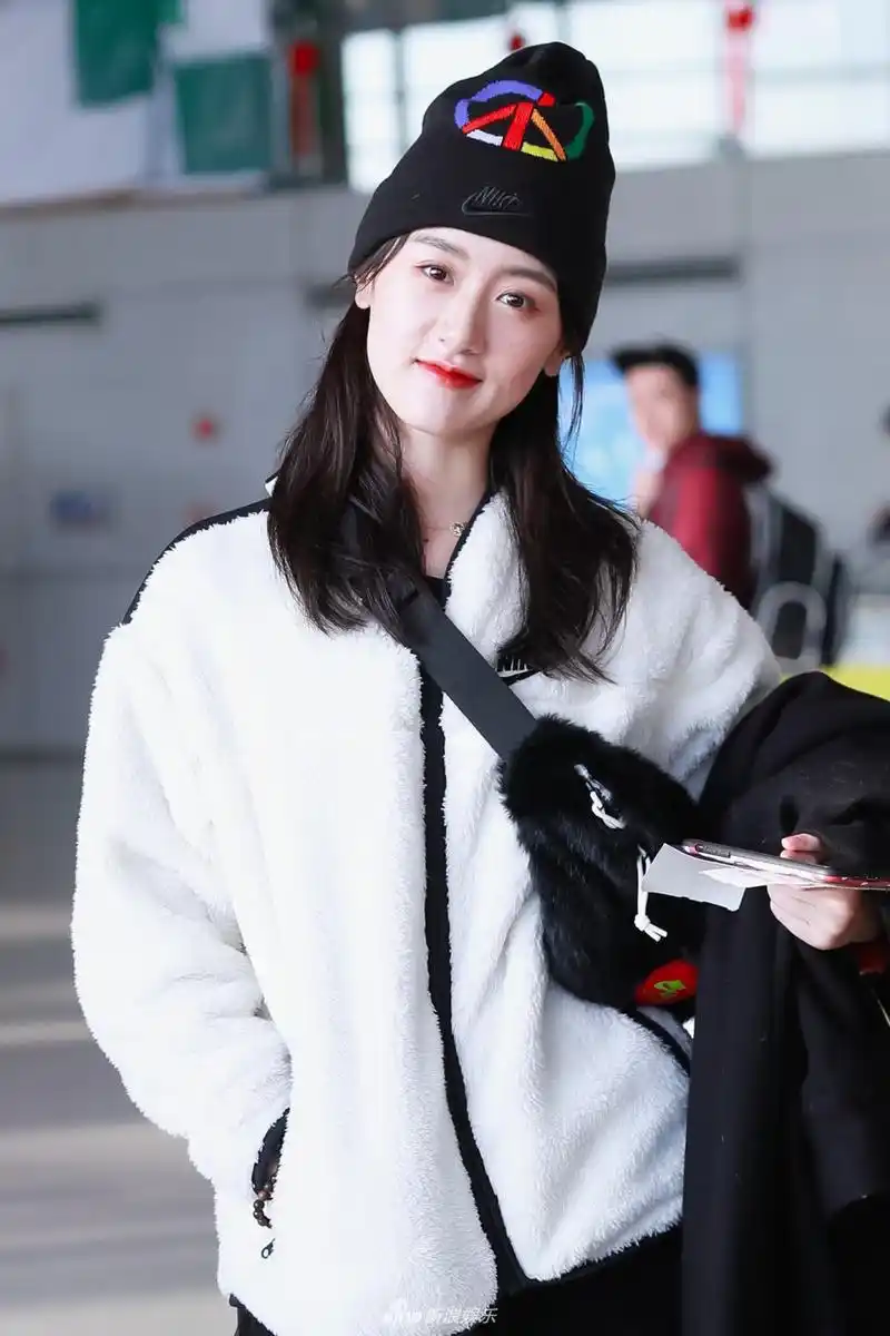 袁冰妍涂红唇歪头甜笑显呆萌 一身毛绒装扮时尚可爱