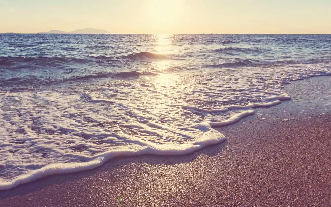 又伴着太阳的余晖走向静谧的唯美,炎炎夏日要不要去海边休息一下呢,这