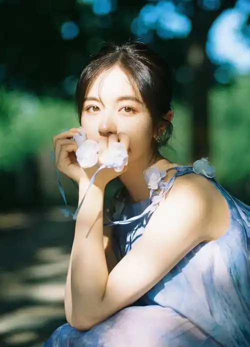 李兰迪的蓝裙子照片是一朵夏天盛开的蓝色莲花,优雅,纯洁,甜美_连衣裙