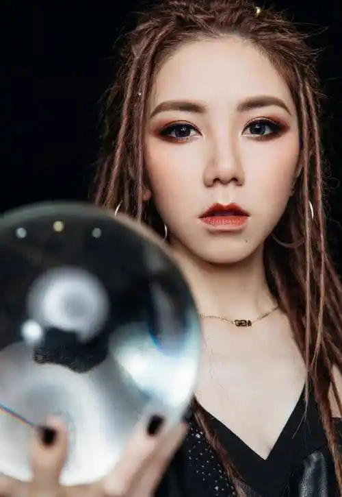 邓紫棋虽然在歌唱圈一路风顺,却在时尚圈不受欢迎,被网友戏称为最爱穿