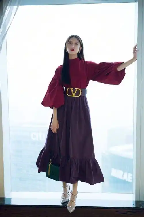 宋妍霏这身灯笼袖好大胆,红绿撞色搭配居然很美,年轻就是任性_计划