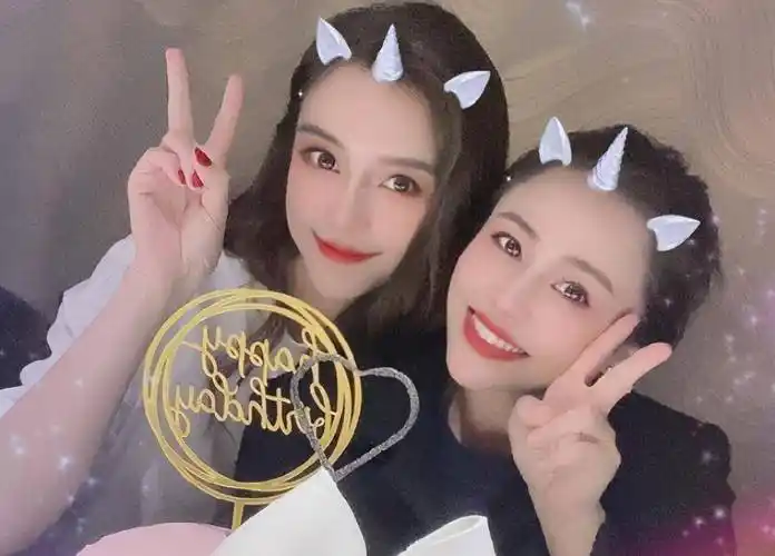 baby和闺蜜聚会个个都打扮得花枝招展把杨颖看的平平无奇