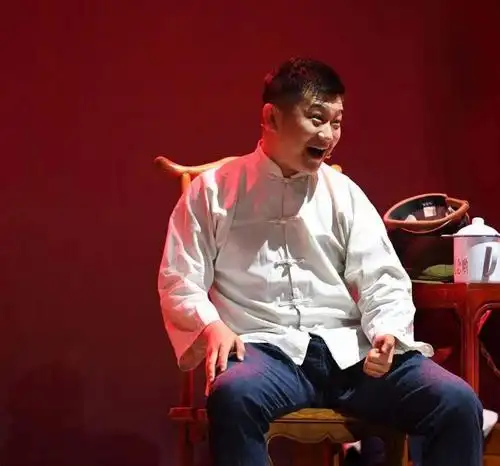 相声演员李寅飞大凉山下抖包袱我不想一辈子最大的成就就是上过清华