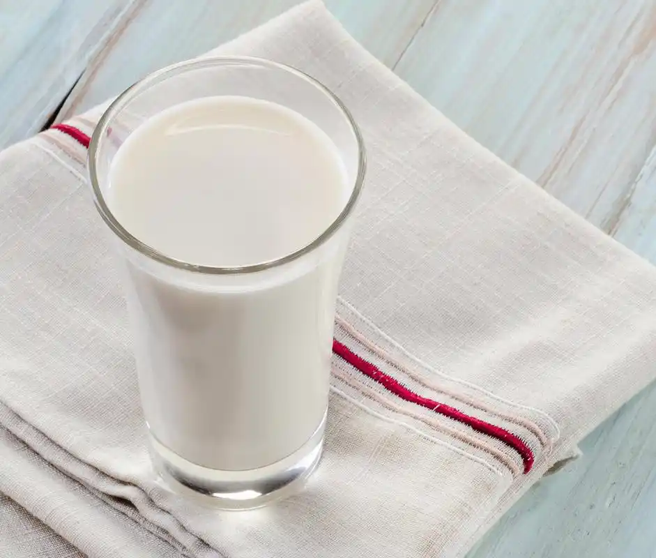 1.一杯牛奶,木桌上的一杯牛奶 .