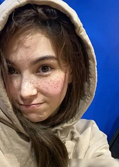 昆凌首晒素颜照满脸雀斑表情自信不愧是拿下天王的女人