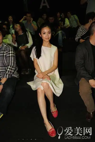 林依晨甜蜜订婚 回眸女神最美礼服