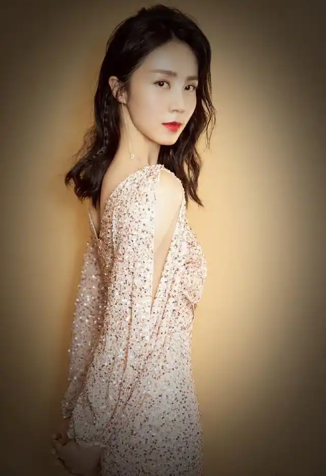 孙莉年轻时旧照曝光,长相清纯惊艳.网友:怪不得黄磊这么着急