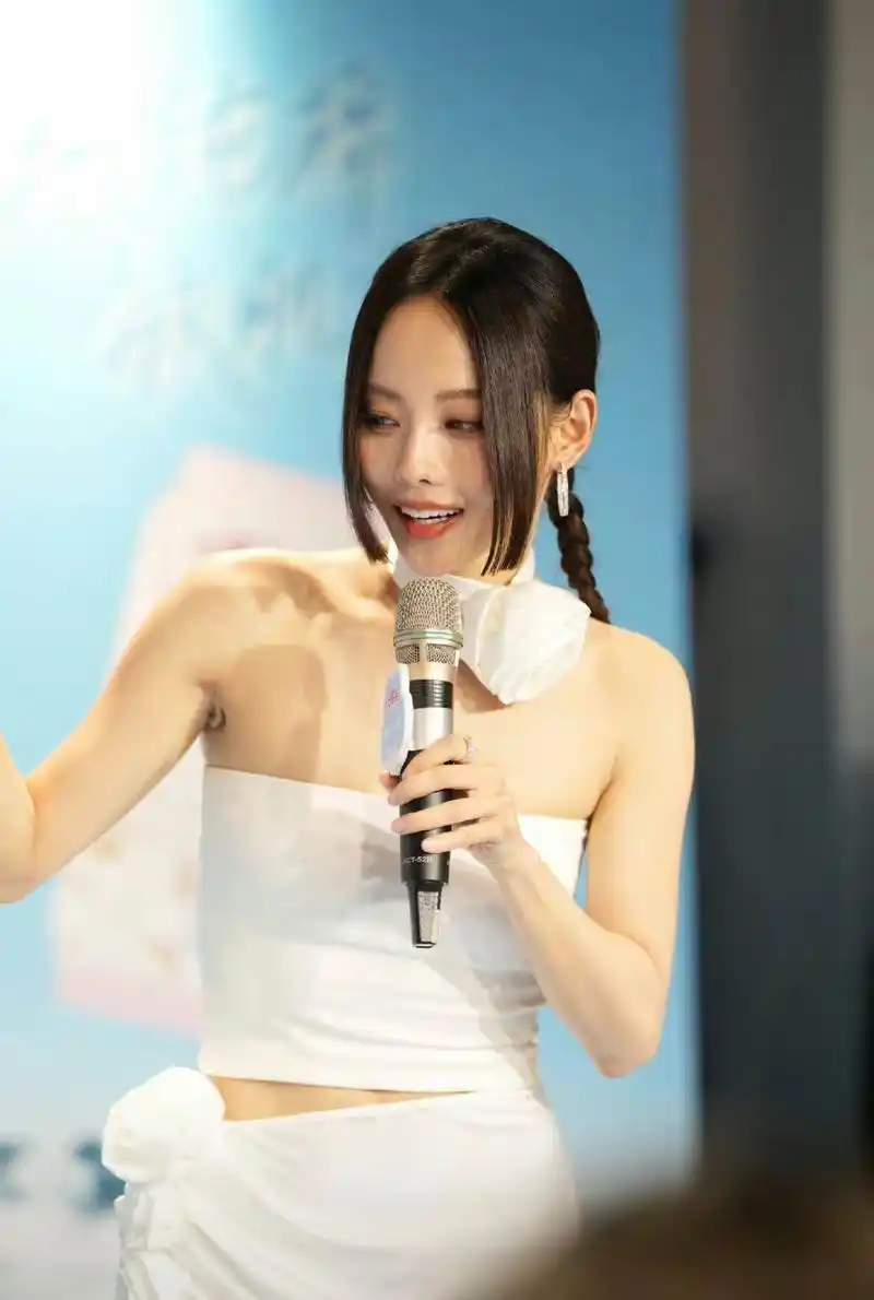 被张嘉倪的活动生图惊艳了,好想用这张脸"活一天"!