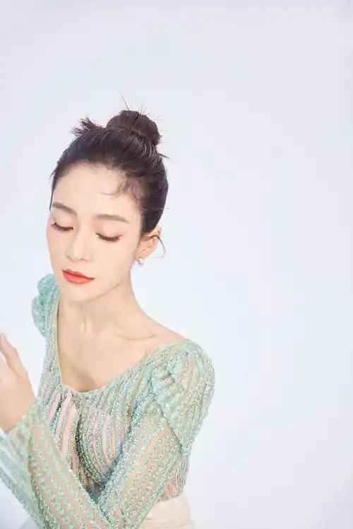 女演员王媛可性感优雅时尚写真