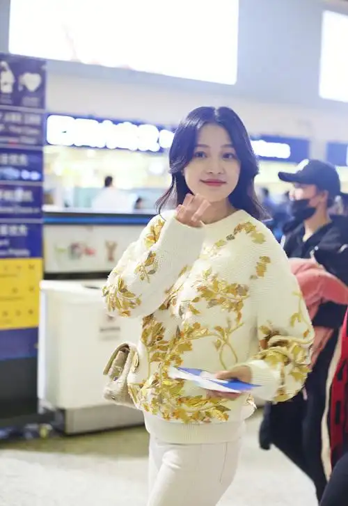 90后辣妈孙怡产后恢复小细腿 下巴圆润素颜依旧嫩如少女