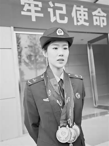 明明可以靠颜值,却非要拼实力 郑州姑娘邢雅萍如何"炼"8金__凤凰网