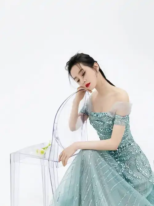 刘诗诗穿晚礼服享受下午茶,秀出窄肩薄背,这坐姿也是很性感_颜色_的