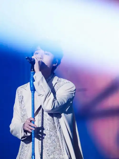 王俊凯贵族王子造型#昨晚tfboys十年之约演唱会,@tfboys-王俊凯舞台