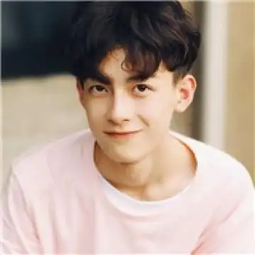 简单的微笑很迷人,男生头像图片-回车桌面