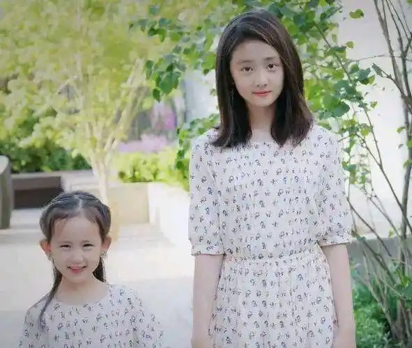 黄磊携二女儿参加场外拍摄,多妹长相甜美,多才多艺,撞脸森碟_孙莉