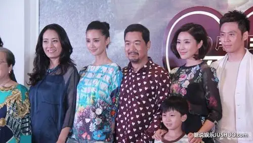 唐嫣露脐装性感写真小露香肩大秀美腿