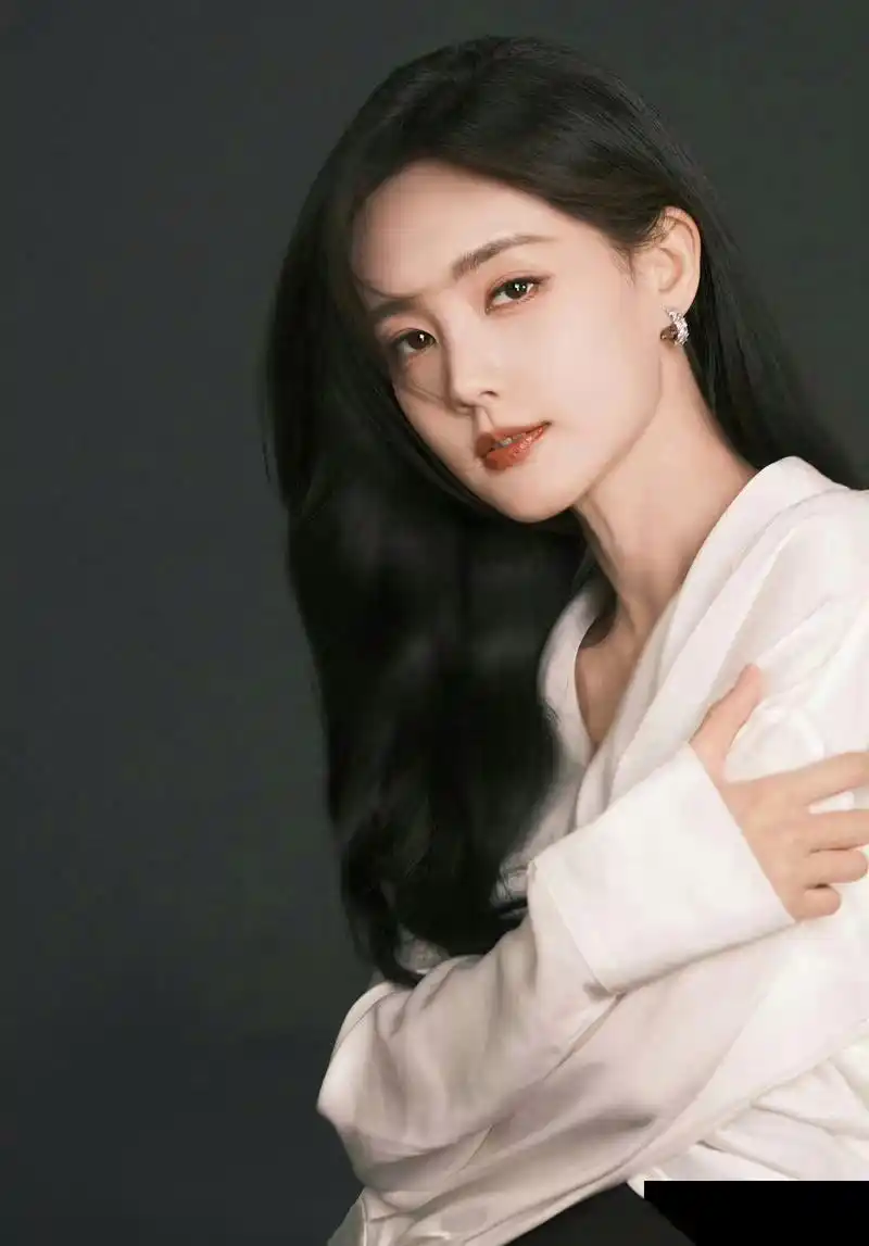 李一桐身穿白色深v衬衫,大秀天鹅颈,温柔脱俗,满满的纯欲风.