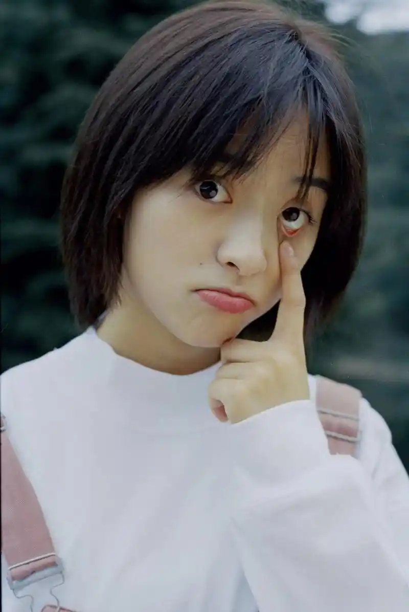 短发精灵女孩儿沈月携一片绿色在线为你消热解暑,搞怪逗趣,鬼马精灵