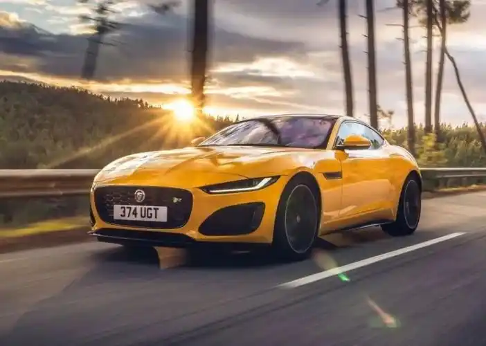 但新款f-type看起来更加专注和自信,不难看出它继承了捷豹丰富的跑车