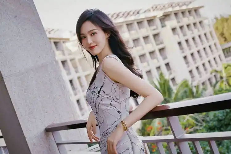 唐嫣惊艳亮相活动现场,高叉紧身裙展现多重魅力