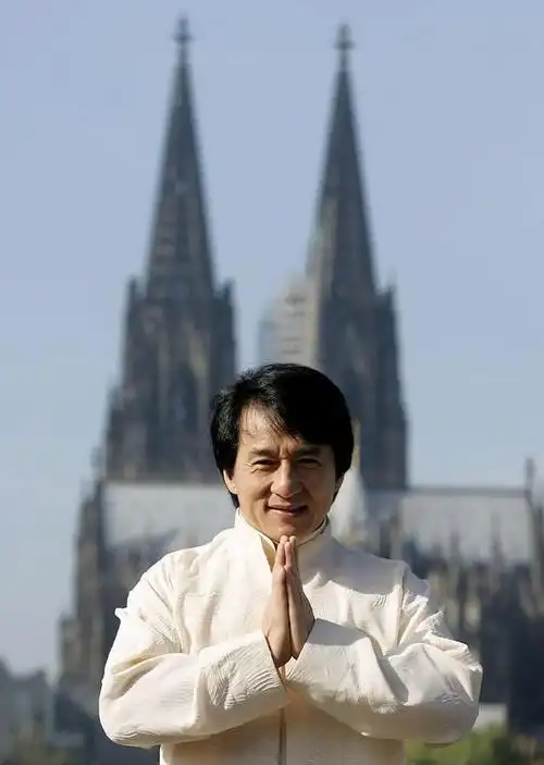 成龙拍戏期间,顺手在北京买了套房还吐槽不值,十年后却赚大了