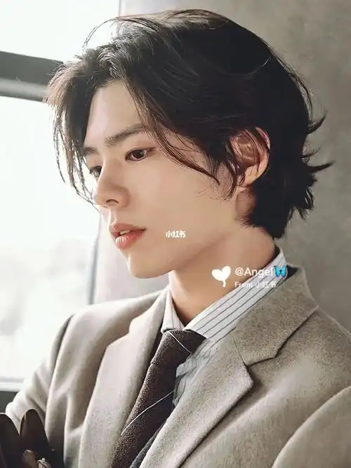 男生气质长中分发型,可修饰脸型