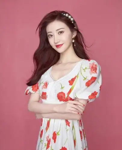 景甜高调晒生日美照!红色薄纱裙展现白70皙雪肌,人如其名又甜又美